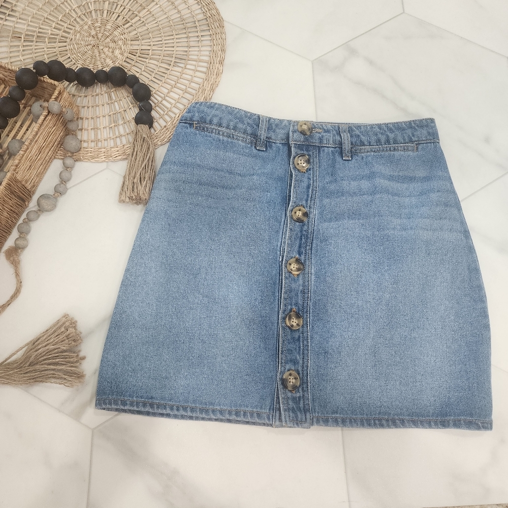 [ FRANCESCA'S] CUTEST NEW WITH TAGS,   DENIM BUTTON UP MINI SKIRT. Size Medium.
